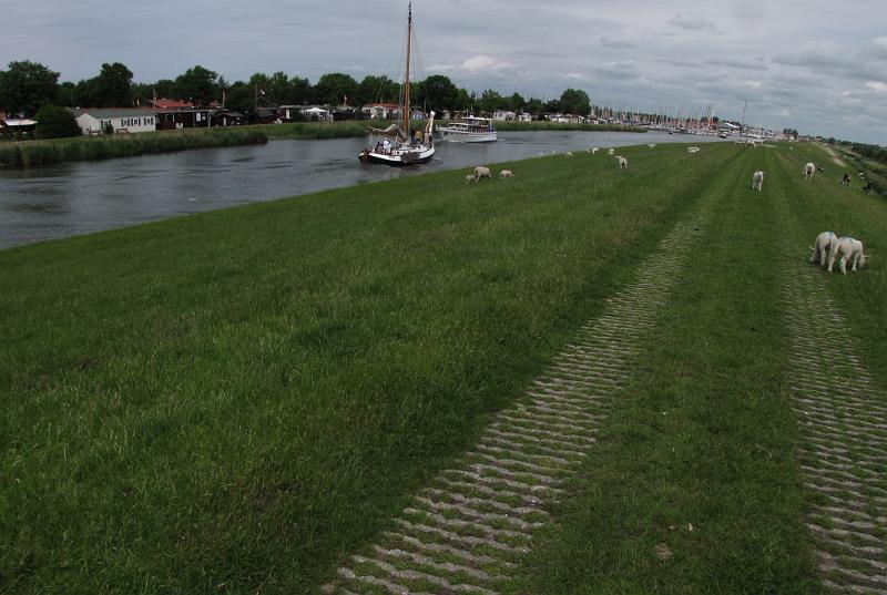 it soal_workum.jpg - Via de dijk wandelen we richting Workum. Door het mooie weer is er veel verkeer op het water. Hier een foto van It Soal, de vaarweg richting Workum.